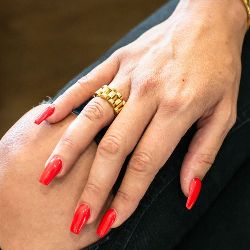Moveable chunky chain link ring in gold plated stainless steel.