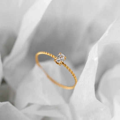 Oval Skinny Twist Ring